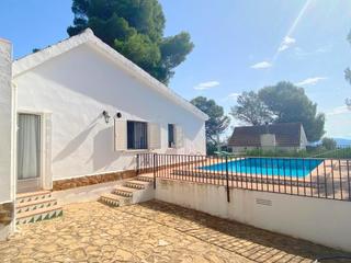 Xalet a Moixent. Chalet con piscina y pista de frontón
