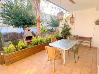 Casa adossada a Vallada. Adosado en venta con terraza y garaje