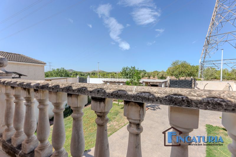 Foto f3106677-8f31-47a3-892f-8c720fe7bb43. Xalet amb xemeneia aparcament a Riba - roja de Túria