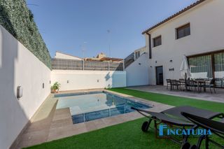 House  Avinguda de la pau 52. Espectacular casa de pueblo con piscina privada