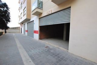 Local Comercial a Parque de la Bombilla. Local comercial lliria tranquila zona frente parque ajardinado.