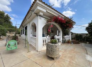 Chalet en Las Pedrizas. Interesante chalet con gran terreno
