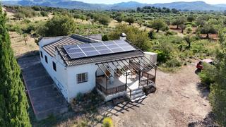 Xalet a Urbanizaciones. Chaletfinca con piscina, energía solar y parcela de 10.120 m con