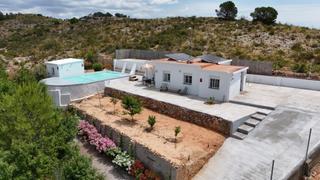 Xalet a Casco Antiguo. Encantadora villa de estilo ibicenco totalmente reformada en lli