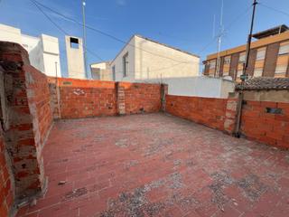 Casa a Santa Bárbara. Casa situada en buena zona, con solar de 156 metros