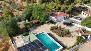 Chalet in Pedralba. Chalet en suelo rústico a 4 minutos de domeño con piscina y ener