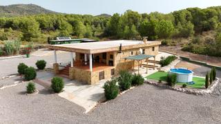 Xalet a Urbanizaciones. Chalet independiente en plena naturaleza, a 4 km de casinos y 10
