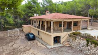 Xalet a Casco Antiguo. Chalet en amplia parcela rústica en llíria