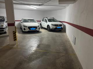 Aparcament cotxe a Santa Bárbara. Plaza de garaje con espacio para 2 coches