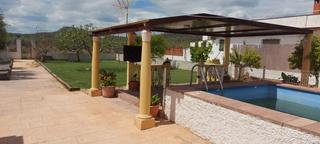 Casa a Urbanizaciones. Casa de campo con parcela amplia y piscina en lliria