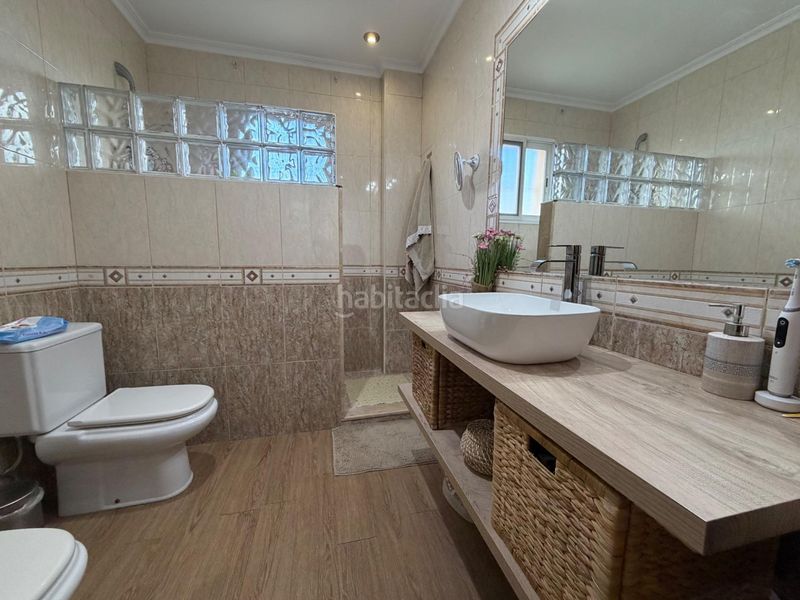 Foto b8071a4c-bc9a-4faa-8c34-fc217f0e1513. Xalet amb aparcament a Urbanizaciones Llíria