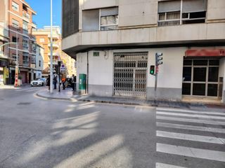 Miete Geschäftsraum in Parque de la Bombilla. Local comercial de 55 m2 en duc de llíria