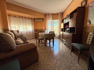 Etagenwohnung in Parque de la Bombilla. Interesante piso a la venta en lliria
