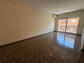Rent Flat in Parque de la Bombilla. Piso en alquiler en lliria  zona mura