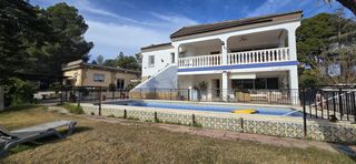 Chalet in Olocau. Amplia propiedad con piscina y 1.400 m2 de parcela en pedralvill