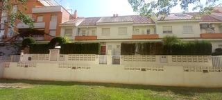 Rent Semi detached house in Carrer de la rioja 47. Adosado edificio playgandi