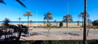 Appartement  Passeig marítim de neptú. Apartamento en primera linea de playa frontal al mar