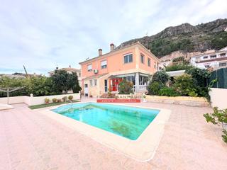 Xalet en Calle single del 32. Chalet con piscina en urbanizacin bona vista