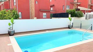 Maison jumelée à Calle plana alta la 21. Moderna vivienda unifamiliar con piscina privada