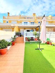 Casa adossada  Numero 27 casco. Vivienda adosada con piscina en 1 línea de mar