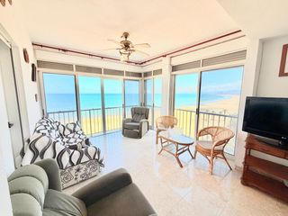 Flat in Racó. Espectacular vivienda en primera línea de playa con vistas panor