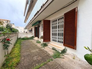 Piano terra  Calle mossen cinto verdaguer. Planta baja reformada con gran patio.
