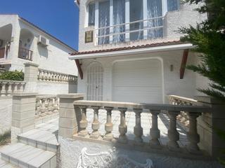 Casa adossada  Avenida tarragona. Esquinera con habitacion en planta baja