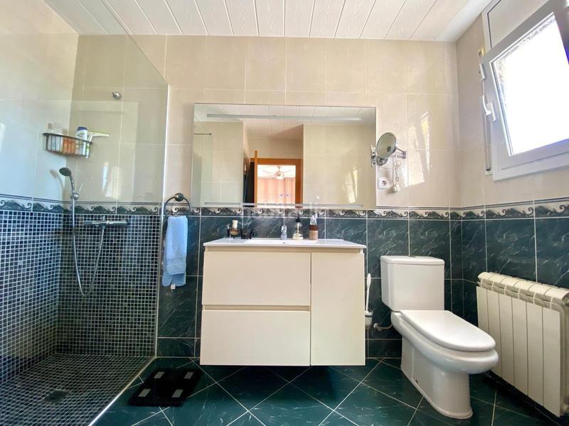 Foto fc6bb725-2ecc-40f0-bc7b-87b3d189a3b8. Chalet impecable chalet con piscina en Cunit residencial Cunit