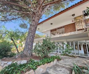 Chalet in Cunit Residencial. Chalet en valparaiso, cunit, con 6 habitaciones y gran parcela