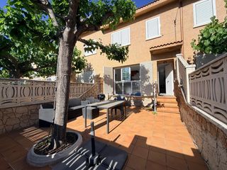 Casa adossada  Calle calafell. Casa en la playa con 4 habitaciones, garaje y jardín