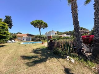 Chalet  Girasol. Casa de una sola planta de tres 4 habitaciones con piscina y gra
