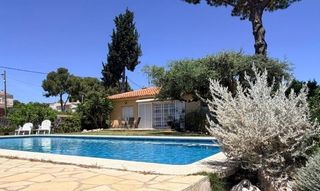 Chalet  Girasol. Casa de una sola planta de tres 4 habitaciones con piscina y gra