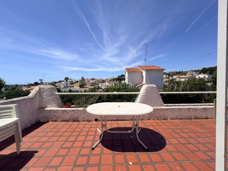 Foto 69bba8b9-c6ae-4bd8-8517-4e0d2b967a00. Xalet amb aparcament piscina a Cunit residencial Cunit