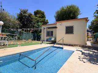 Xalet  Sant miquel de segur. Chalet independiente con piscina y jardín en el centro de segur