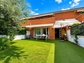 Casa adossada a Cunit Residencial. Chalet adosado completamente reformado en 2024, con jard�n, terr