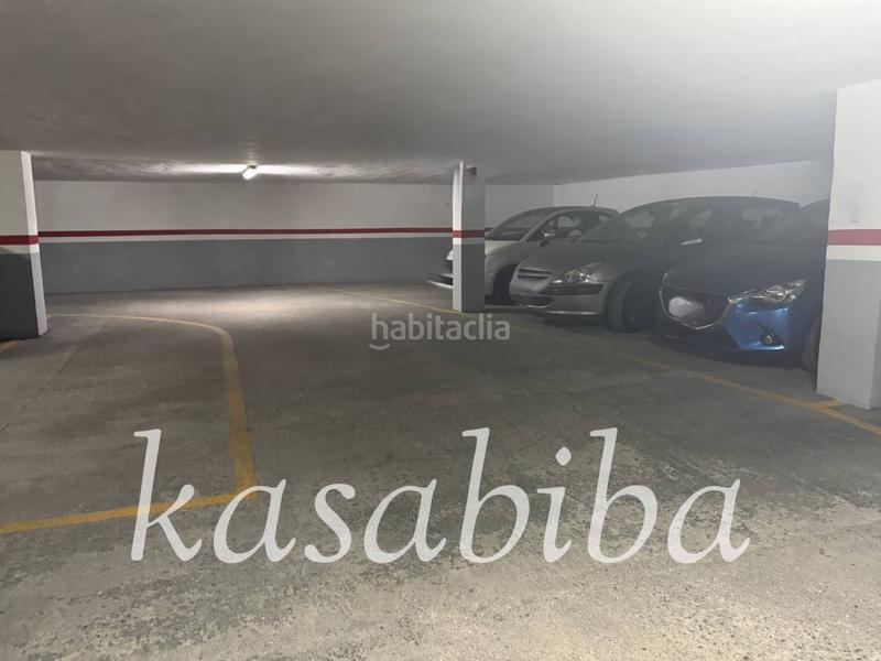 Foto 6ba2aef1-18bc-4101-b222-11b41dfc2a1f. Car parking in El Botànic Valencia