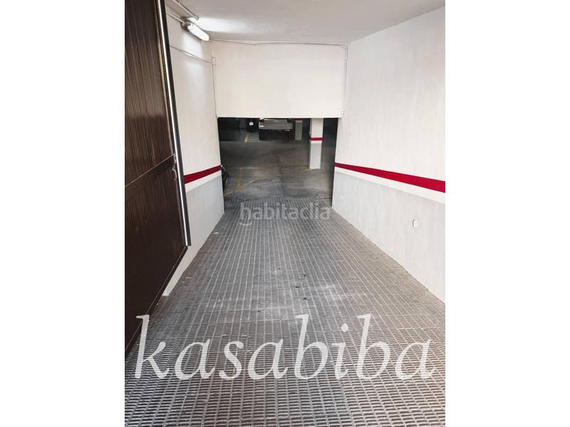 Foto b7e7e538-e42e-4a61-bb2d-d10e16c61367. Car parking in El Botànic Valencia