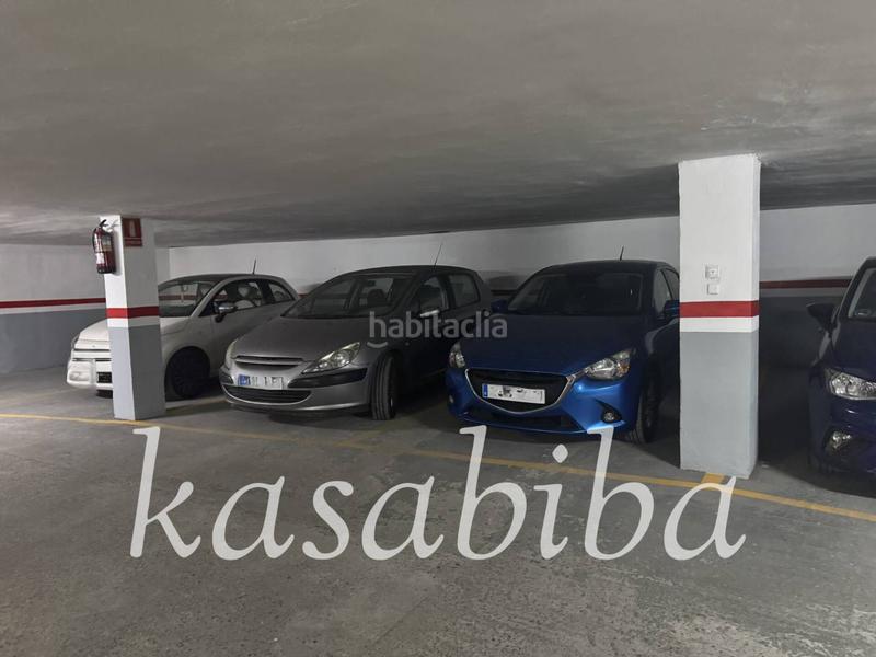 Foto c57b2724-1a47-491f-9c5b-b0ad7b19dc35. Car parking in El Botànic Valencia