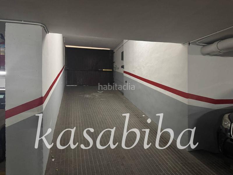 Foto dce4a8bf-e20c-43f2-b3fb-a813fc4c3b7b. Car parking in El Botànic Valencia