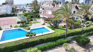 Chalet in Playa del Puig. Excepcional villa en primera línea del mediterráneo, a 15 minuto