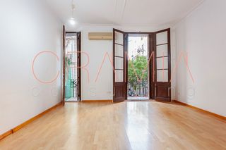 Flat  Carrer del roser. Piso en venta en finca regia en poble sec, techos altos 1 habita
