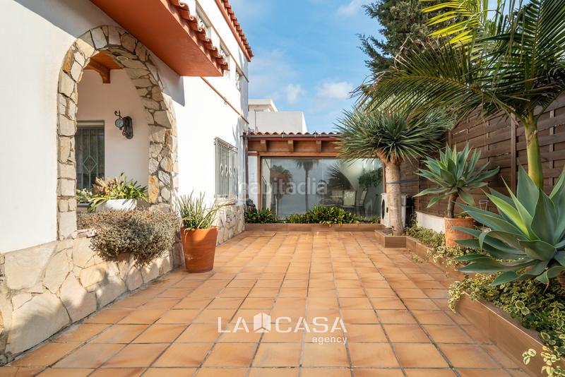 Foto 12a56e7c-4357-4cb9-9e06-19bd51780697. Casa amb calefacció aparcament piscina a Lluminetes Castelldefels