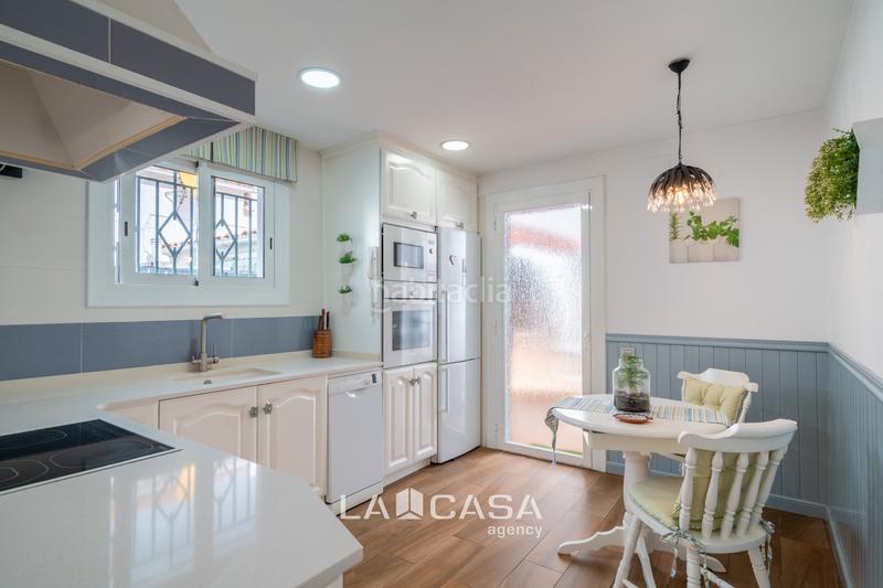 Foto dc7fa9d6-687a-498b-93a1-ec7b87746913. Casa amb calefacció aparcament piscina a Lluminetes Castelldefels