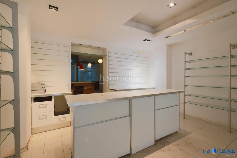 Foto f3f26ab8-e8a9-40f4-be08-6ec9f97681e4. Local comercial en La Bordeta Barcelona