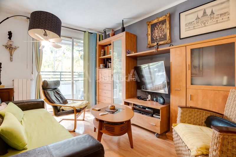 Foto 544f7718-4a0b-4b92-9b09-9856103b2576. Piso  exterior con balcón y mucha luz natural en zona rambla prim en Barcelona