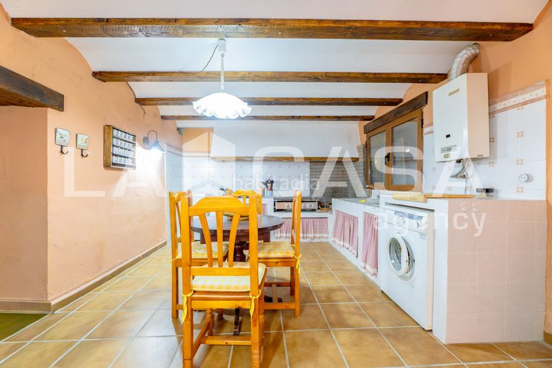Foto f7f1ac7a-f6c3-4f44-b973-5db9ea74fc1a. Casa en Requena