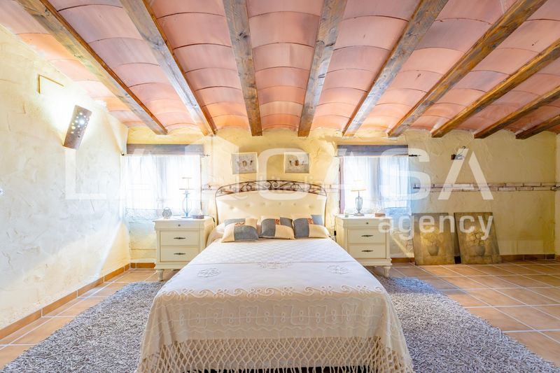 Foto fd18fc80-6998-4ae5-a6a4-fc015e9bbb71. Casa en Requena