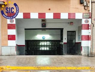 Aparcament cotxe a La Raïosa. Parking en garaje con rampa