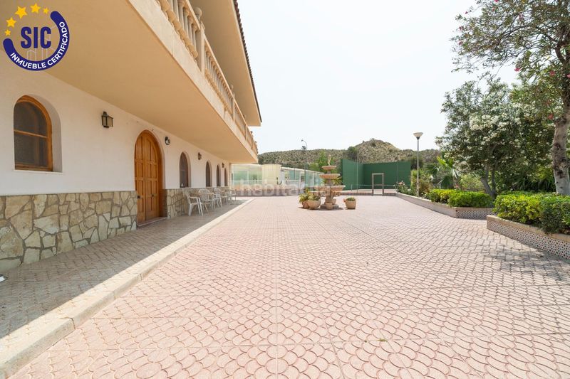 Foto a82f92a0-f410-4e12-b105-8e3a3d26e523. Casa amb aparcament piscina a Xixona