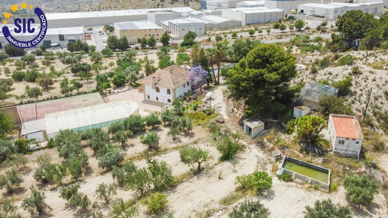 Foto cf565ad9-3fa6-4050-bf8d-35ff1d133311. Casa amb aparcament piscina a Xixona